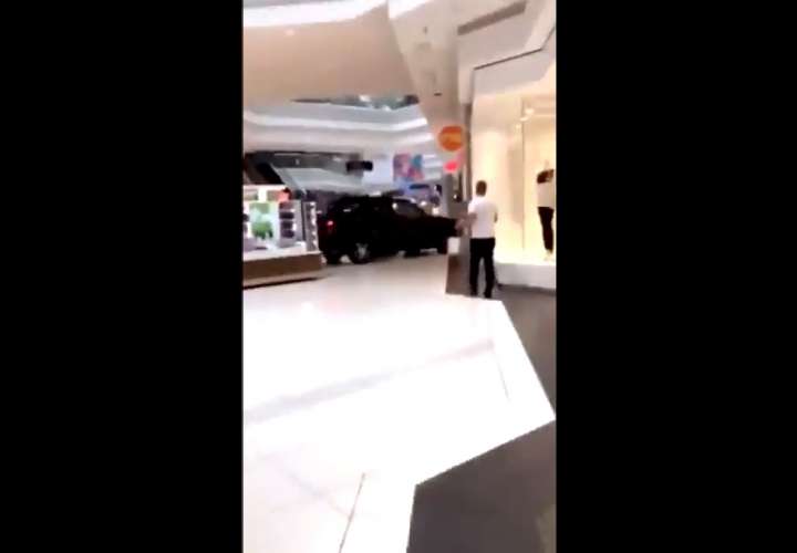 Estrella camioneta dentro de centro comercial de EEUU y causa un caos (Vodeo)