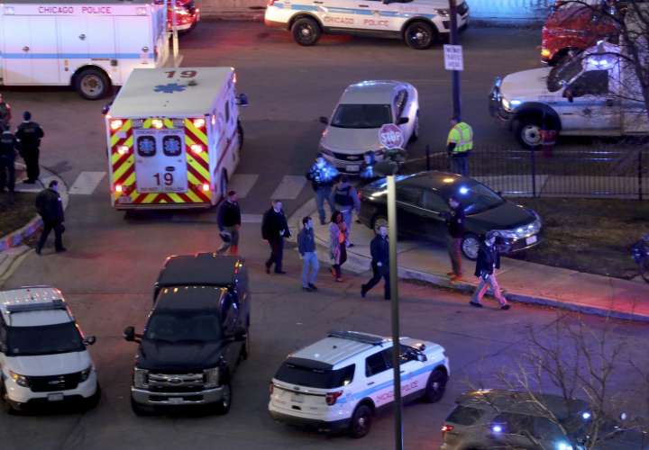 La policía de Chicago informó que el presunto atacante y que un oficial murieron y que otras  tres perosnas están en estado crítico tras el tiroteo en un hospital. AP