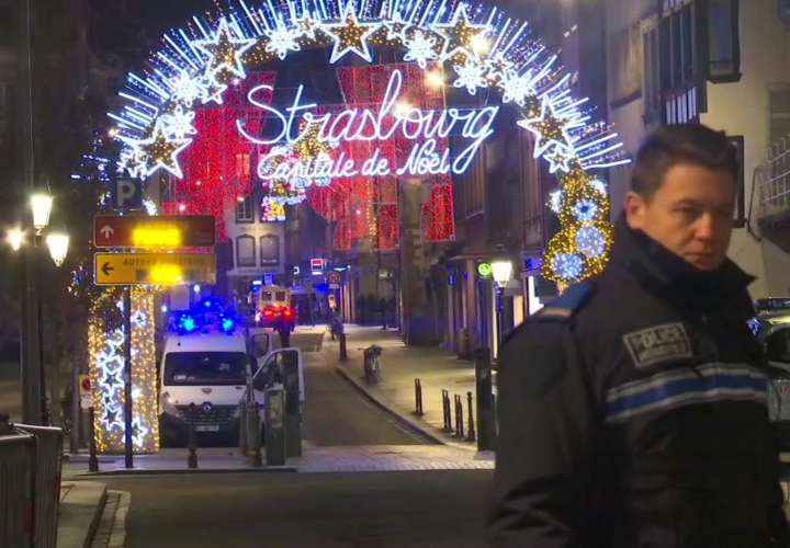 En esta imagen del video, los servicios de emergencia llegan a la escena de un mercado navideño en Estrasburgo, Francia, el martes 11 de diciembre de 2018.  AP