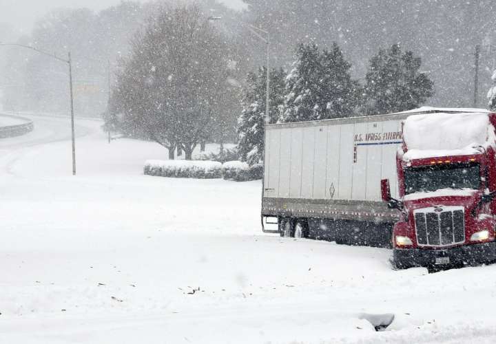 Un remolque de tractor está atascado en una rampa de salida de Business I-40 hacia Stratford Road, US 158, mientras cae nieve en Winston-Salem, NC (Walt Unks / Winston-Salem Journal a través de AP)
