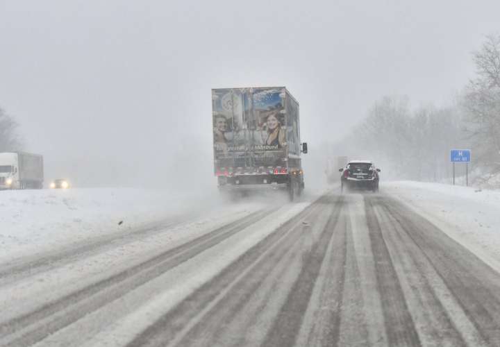 Las autoridades advirtieron que los caminos estaban helados y cubiertos de nieve y animaron a las personas a mantenerse fuera de los caminos a menos que el viaje fuera esencial. AP