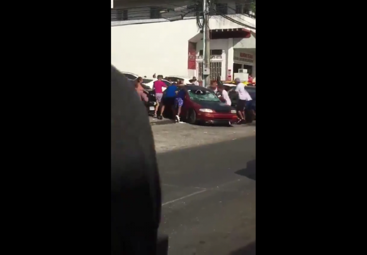 Pánico San Isidro, hubo bala y trifulca; un carro terminó destrozado (Video)