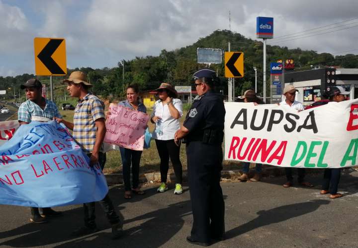 Universitarios protestan en apoyo a los productores