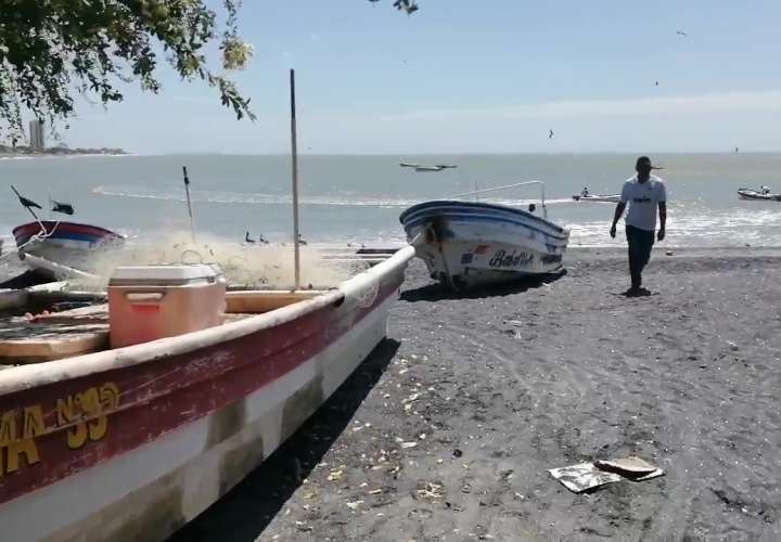 Investigan posible contaminación en playa de Chame