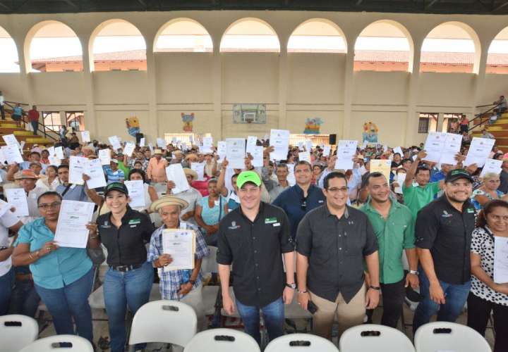 Anati entrega 1,000 títulos de propiedad en Veraguas