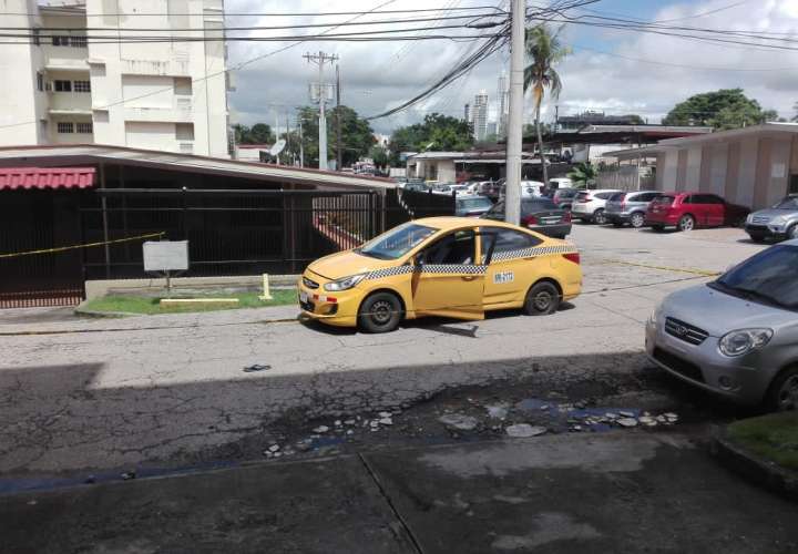 El taxi fue abandonado en el Ingenio. Foto/@TraficoCPanama