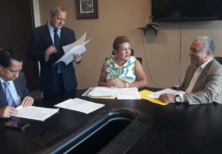 Martinelli demanda a vicepresidenta por $20 millones y pide su separación