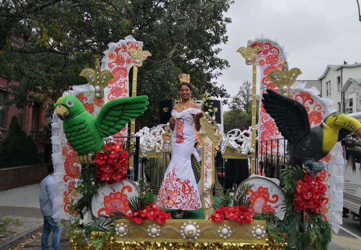Señorita Mercedes González,participa con una hermosa carroza, decorada por Carlos Vargas