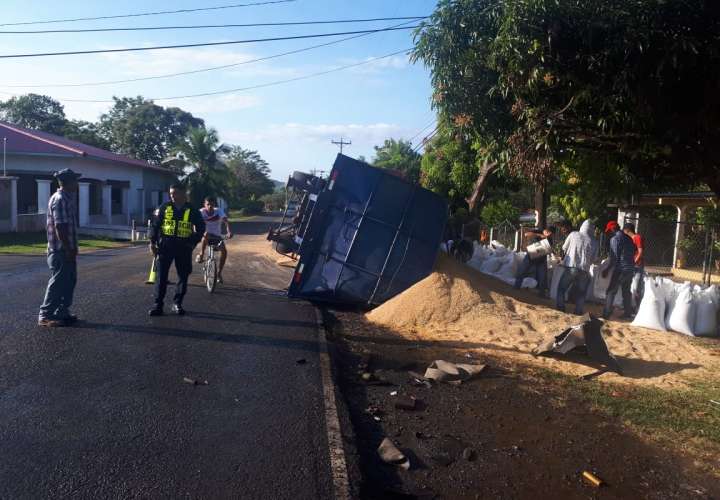  Camión cargado de arroz se accidenta en la vía Atalaya-Mariato