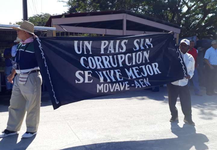 Productores protestan en Divisa bajo estricta vigilancia policial