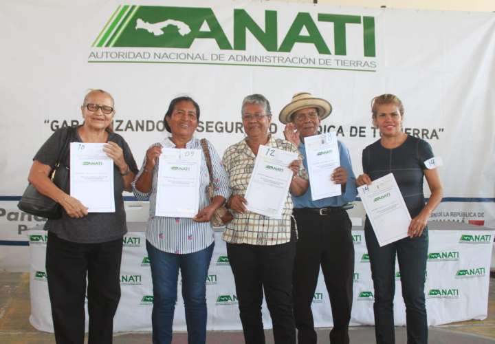 Anati entrega a coclesanos 400 títulos de propiedad