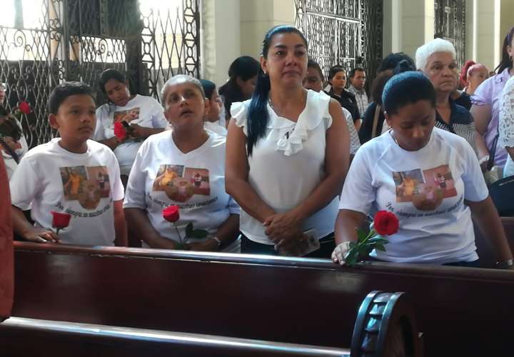 Llanto y dolor en el adiós de las tres mujeres asesinadas en El Tecal