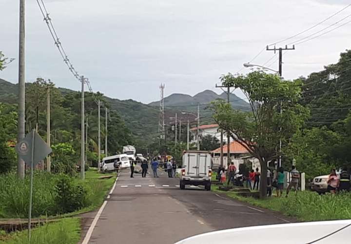 Dos muertos por colisión entre bus y moto en Coclé
