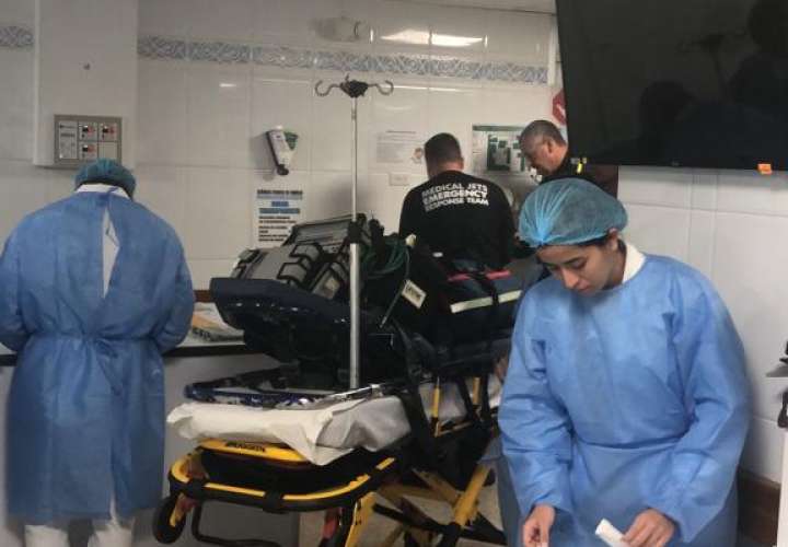 Médicos preparan a niño quemado antes de partir hacia hospital en EE.UU.