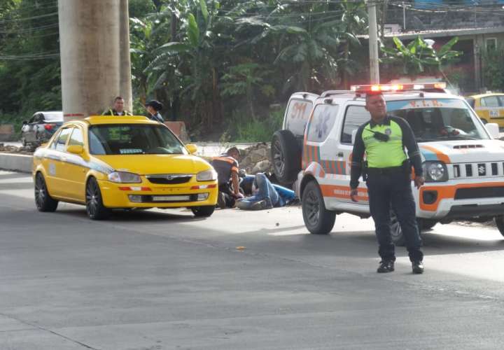 Motorizado resulta herido tras colisión con un taxi 