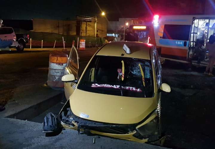 Dos heridos al caer taxi en una cuneta en vía Transístmica