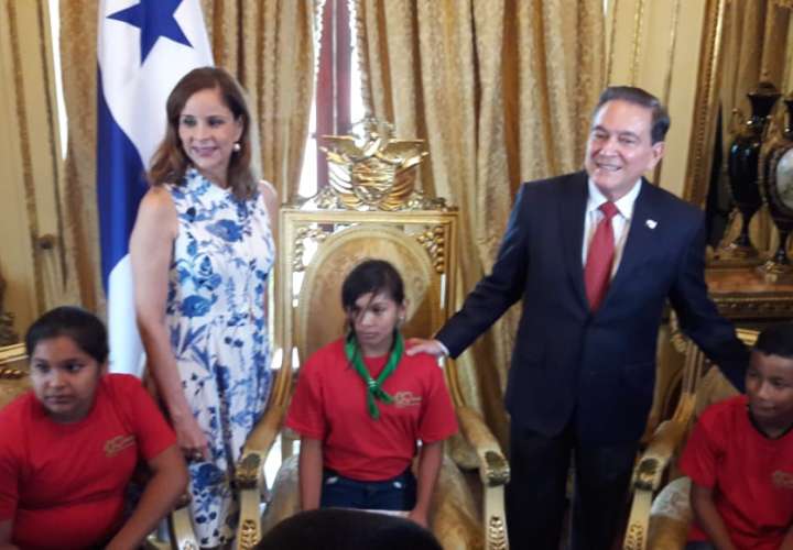 Niños recorren el Palacio Presidencial para conocer su historia