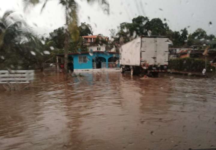 Inundación barriada Santa Teresa, ubicada en Ciudad Bolívar.