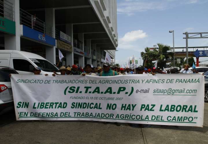 Trabajadores protestan en Mitradel y piden diálogo con ministra Zapata