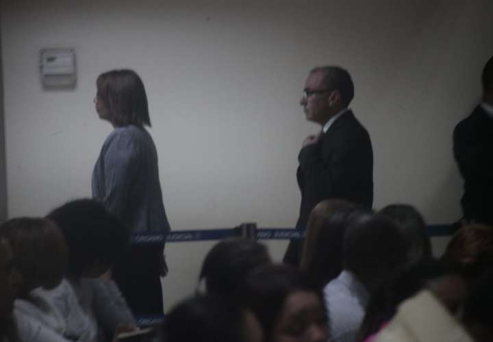 Rolando López llega a la audiencia de caso pinchazos
