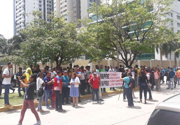 Trabajadores protestan en defensa a más 300 plazas de empleo