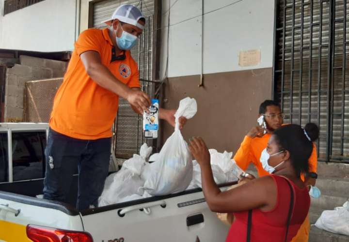 Residentes de El Poderoso reciben con orden bolsas de comida