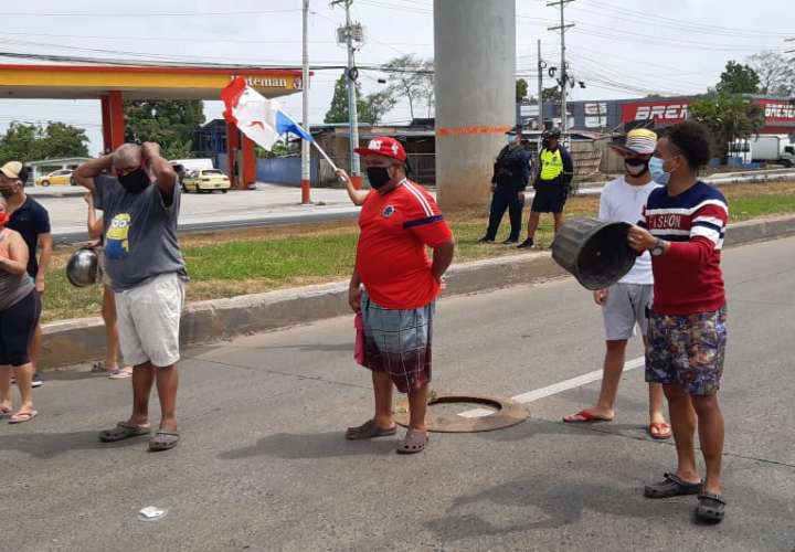 Residentes de Tocumen vuelven a las calles; cierran vía y exigen bolsa y bono 