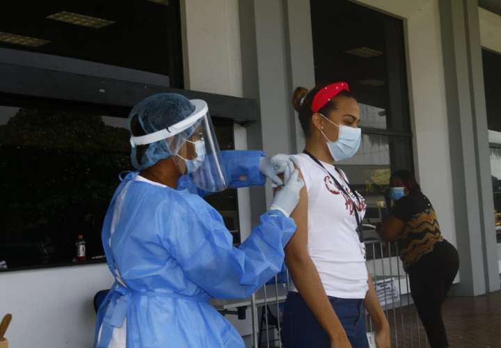 Voluntarios del programa "Panamá Solidario" se vacunan contra la influenza 
