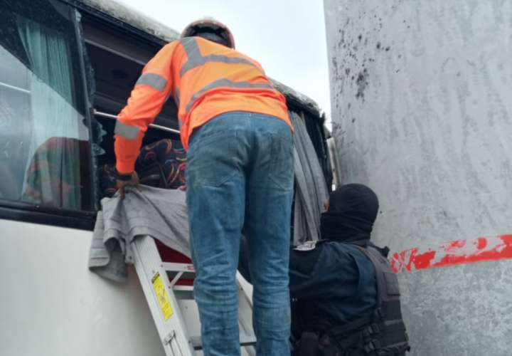 Bus de la ruta Corredor-Chepo se estrella contra columna del Metro, tres heridos