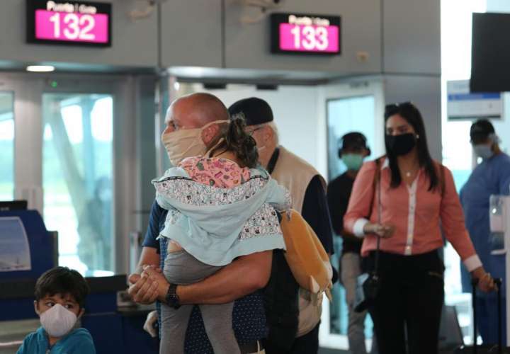 Panameños regresan a casa en vuelo humanitario 