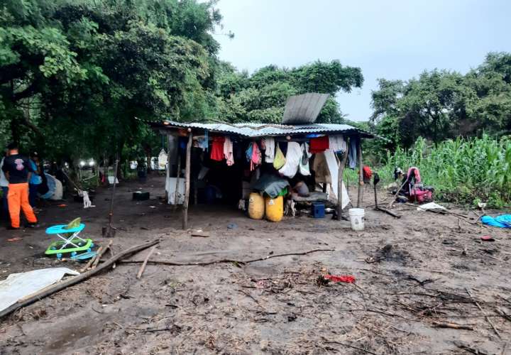 Familia de 19 miembros pierden todo por lluvia y es reubicada