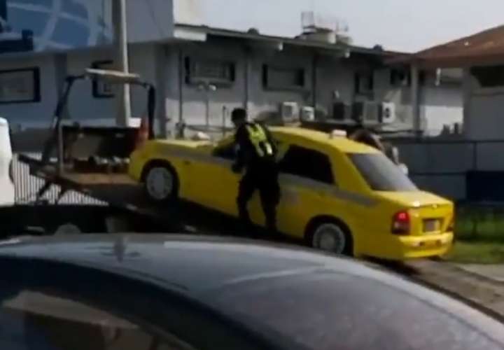 Taxista se le escapó a policías. Evitó que remolcaran su auto en grúa [Video]