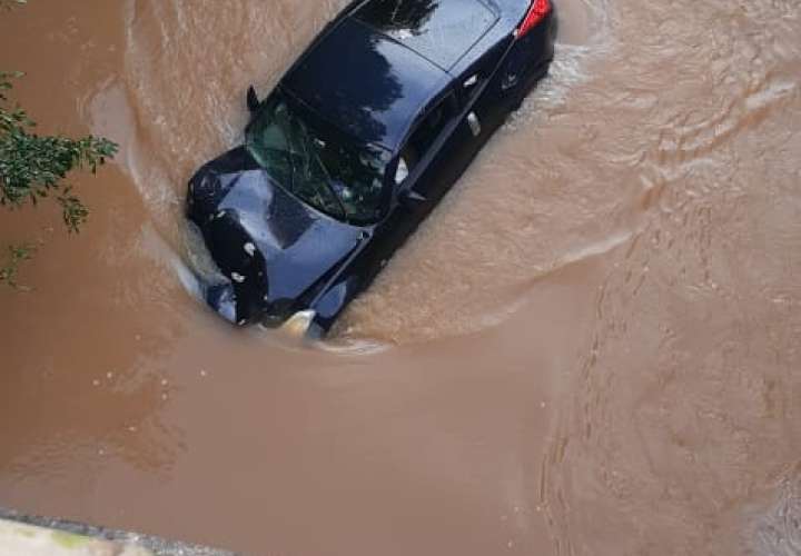 Auto se precipita a un río de Panamá Oeste; conductor sobrevive (Video)