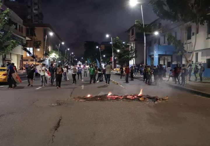 Los manifestantes prendieron objetos en medio de la vía. Foto: Alexander Santamaría 
