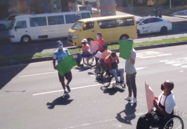Personas con discapacidad cierran calles para exigir el respeto de sus derechos 