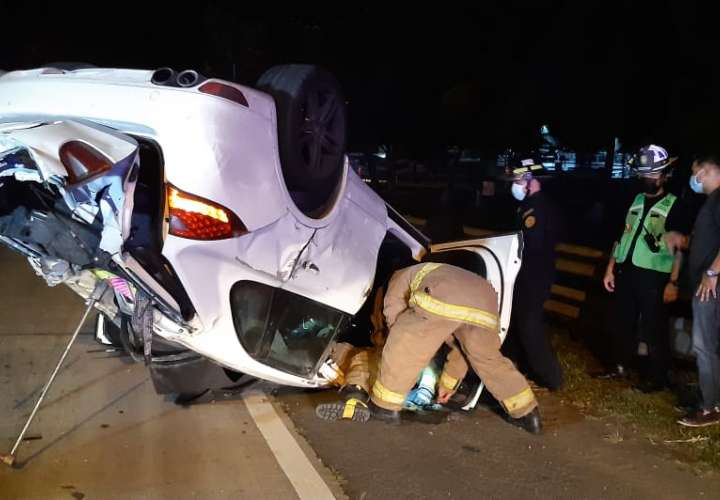 Conductora de Porsche pierde control, choca auto y termina con llantas pa´arriba