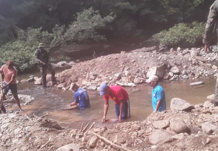 Sorprenden a seis hombres practicando minería ilegal en Chepo  