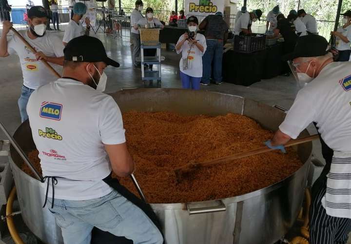 Cocinan el arroz con pollo más grande de Panamá y benefician a 3 mil personas