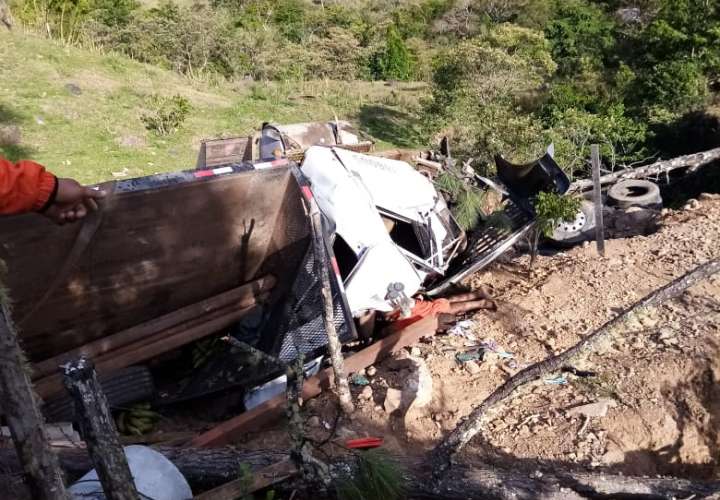 Dos muertos y tres heridos deja accidente en Gualaca