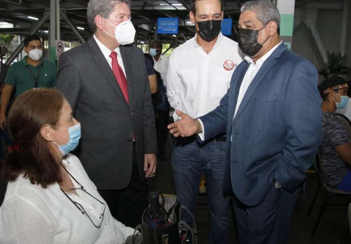 El ministro Luis Francisco Sucre recorrió hospitales privados de la capital 