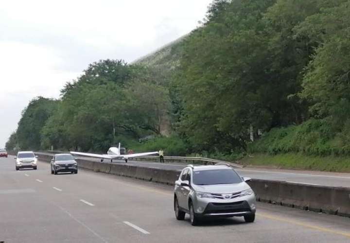 Aterriza avioneta en Corredor Norte, camino a Colón (Video)