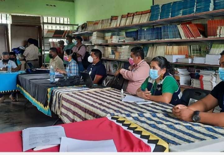Autoridades educativas se reúnen con la comunidad de Hato Chamí