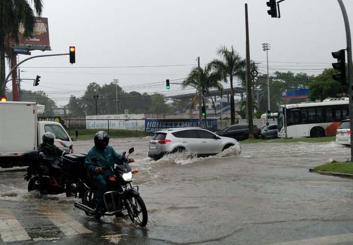 Calles anegadas por fuerte lluvia en la capital ¡Glu, glu, glu!