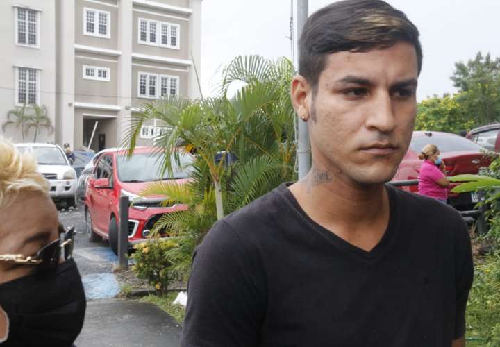 El hombre de 30 años y 5 de residir en Panamá tiene un tatuaje en la parte derecha del cuello. Foto: Landro Ortiz