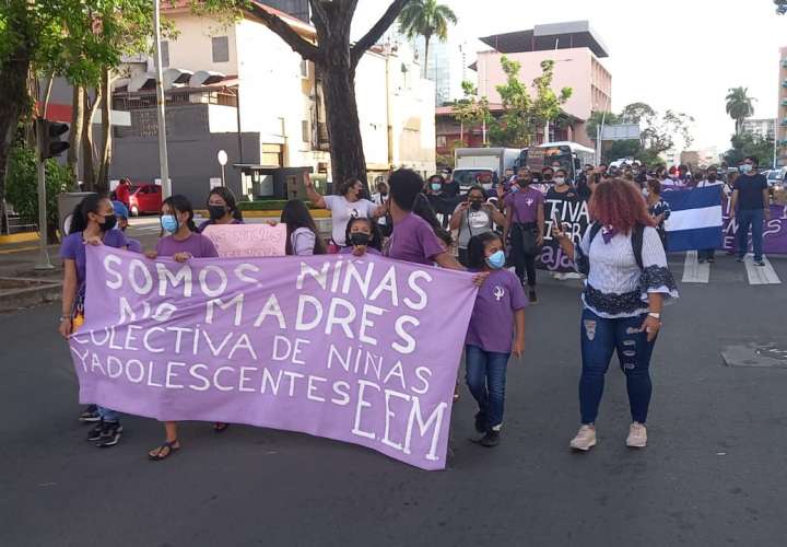 Las manifestantes portaban pancartas con mensajes en defensa de la mujer. Fotos: Alexander Santamaría 