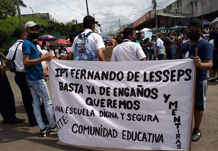 Salen a protestar  en Arraiján por el mal estado de los colegios