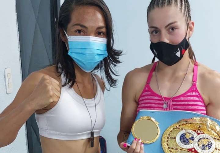 La boxeadora panameña Yaditza Pérez (izq.) y la campeona mundial, la argentina Evelin Bermúdez.