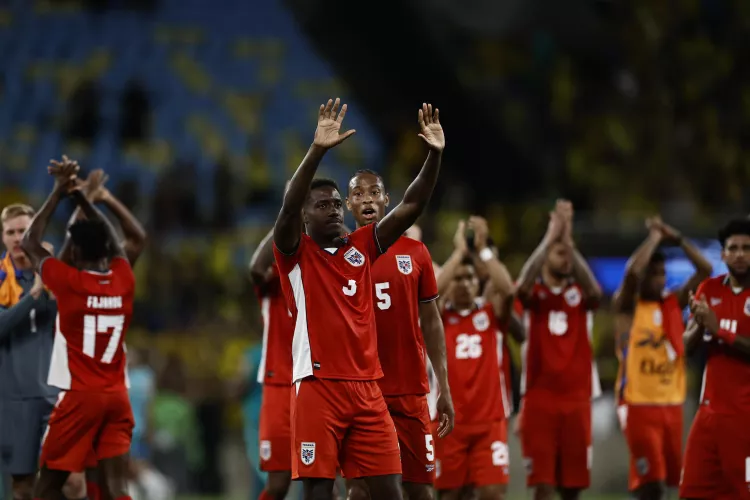 Jugadores de Panamá reaccionan este domingo, al finalizar el partido amistoso previo al Mundial 2026 entre Brasil y Panamá en el estadio Maracaná, en Río de Janeiro (Brasil). EFE/ André Coelho