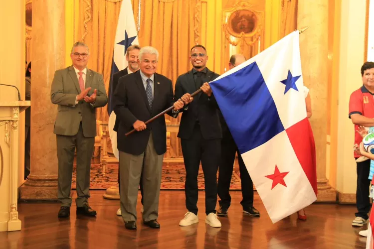 El presidente de la República, José Raúl Mulino, entregó el pabellón nacional al jugador Erick Davis, uno de los capitanes de la Selección Nacional Mayor de Fútbol.