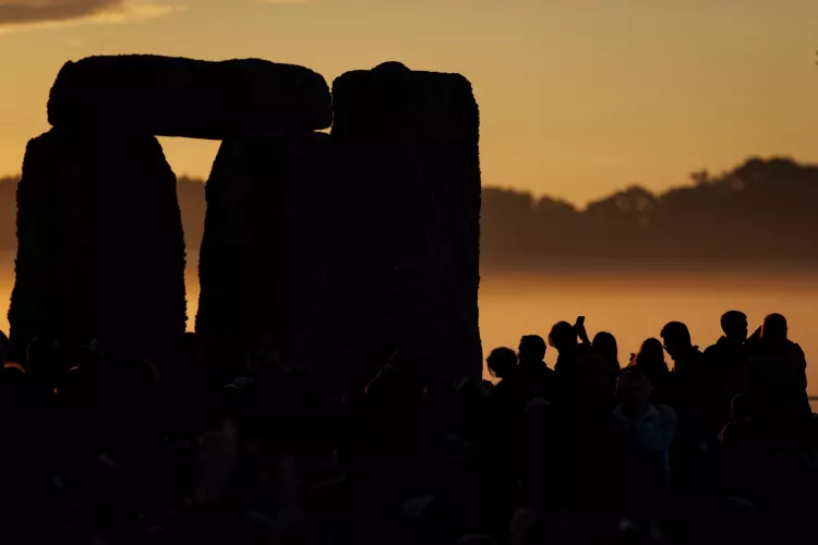 Decenas de miles de personas observan el amanecer durante las celebraciones del solsticio de verano en el antiguo monumento de Stonehenge en Wiltshire, Reino Unido. El solsticio de verano ocurre cuando uno de los polos de la Tierra tiene su máxima inclinación hacia el Sol. El festival anual en el círculo de piedras de 5.000 años atrae a multitudes para marcar el día más largo en el Hemisferio Norte. 